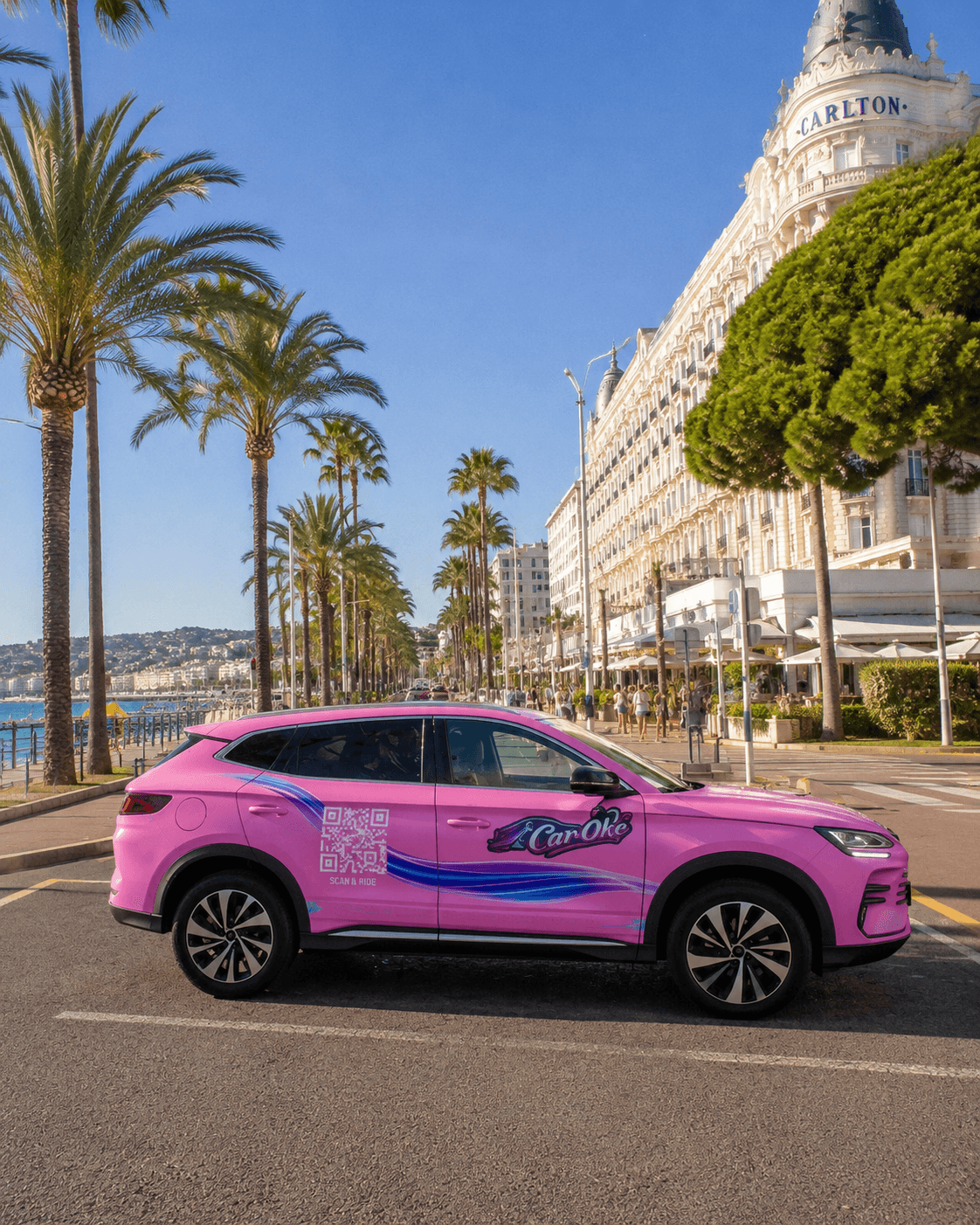La voiture rose Car-Oké sur La Croisette à Cannes